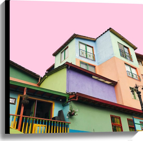 WallClassics - Canvas - Gekleurde Huizen met Roze achtergrond - 60x60 cm Foto op Canvas Schilderij (Wanddecoratie op Canvas)