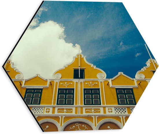 WallClassics - Dibond Hexagon - Geel Gebouw - Curacao - 30x26.1 cm Foto op Hexagon (Met Ophangsysteem)