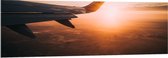 WallClassics - Acrylglas - Vliegtuigvleugel met Zonsondergang - 150x50 cm Foto op Acrylglas (Wanddecoratie op Acrylaat)