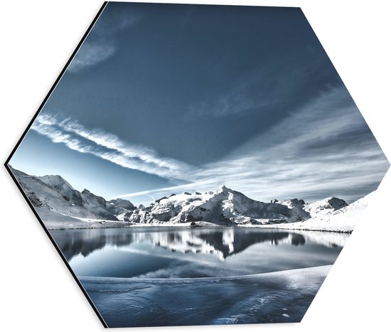 Dibond Hexagon - Stromend Water in Midden van Cirkel Bergen in Sneeuwlandschap - 40x34.8 cm Foto op Hexagon (Met Ophangsysteem)