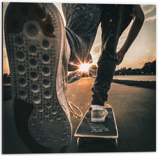 WallClassics - Dibond - Skater in Actie op Skateboard bij Zonsondergang - 50x50 cm Foto op Aluminium (Wanddecoratie van metaal)