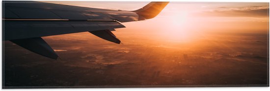 WallClassics - Vlag - Vliegtuigvleugel met Zonsondergang - 60x20 cm Foto op Polyester Vlag