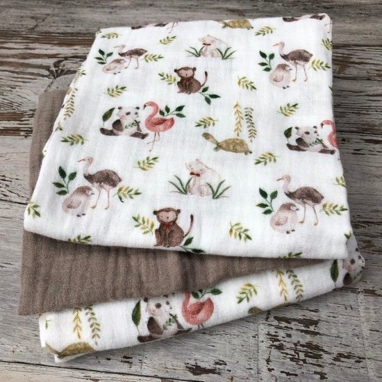 Hydrofieldoeken met dierenprint: bruine aapjes, flamingo's, panda's, struisvogels, nijlpaarden en schildpadden. Taupe kleur.