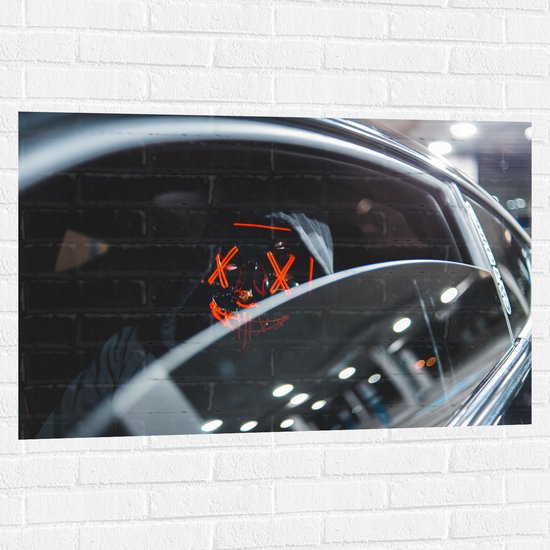 WallClassics - Muursticker - Man met Masker met Rode Details in Auto - 105x70 cm Foto op Muursticker