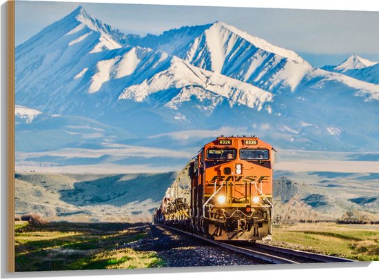 WallClassics - Hout - Oranje Trein in IJslandschap op Spoor - 100x75 cm - 9 mm dik - Foto op Hout (Met Ophangsysteem)