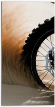 WallClassics - Dibond - Driftend Wiel in Woestijn - 50x100 cm Foto op Aluminium (Wanddecoratie van metaal)