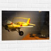 WallClassics - Muursticker - Geel Kinderspeelgoed Vliegtuigje Zwevend in Kinderkamer - 75x50 cm Foto op Muursticker