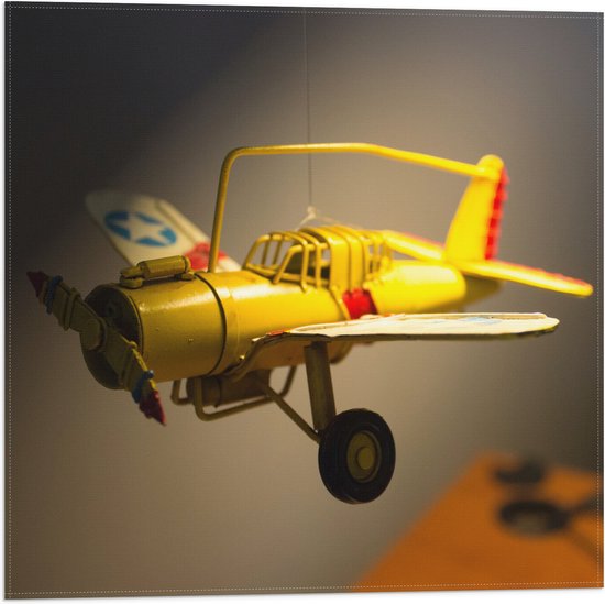 WallClassics - Vlag - Geel Kinderspeelgoed Vliegtuigje Zwevend in Kinderkamer - 50x50 cm Foto op Polyester Vlag