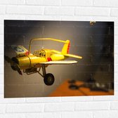 WallClassics - Muursticker - Geel Kinderspeelgoed Vliegtuigje Zwevend in Kinderkamer - 80x60 cm Foto op Muursticker