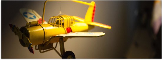 WallClassics - Poster (Mat) - Geel Kinderspeelgoed Vliegtuigje Zwevend in Kinderkamer - 60x20 cm Foto op Posterpapier met een Matte look