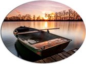 WallClassics - Dibond Ovaal - Veroeste Vissersboot op het Water met Zonsondergang - 80x60 cm Foto op Ovaal (Met Ophangsysteem)