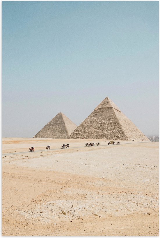 WallClassics - Poster (Mat) - Piramides in de Woestijn met Kamelen - 60x90 cm Foto op Posterpapier met een Matte look