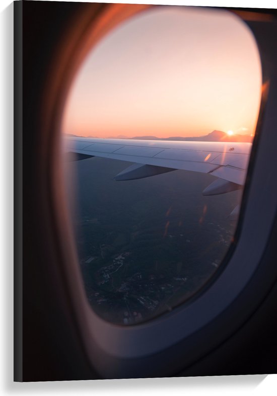 WallClassics - Canvas - Uitzicht vanuit een Vliegtuig Raam op Land bij Zonsondergang - 60x90 cm Foto op Canvas Schilderij (Wanddecoratie op Canvas)