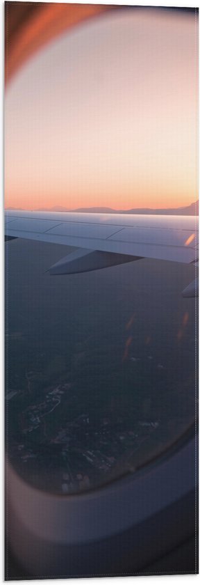 WallClassics - Vlag - Uitzicht vanuit een Vliegtuig Raam op Land bij Zonsondergang - 30x90 cm Foto op Polyester Vlag