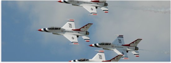 WallClassics - Poster Glanzend – Vier Vliegende Vliegtuigen uit Amerika - 90x30 cm Foto op Posterpapier met Glanzende Afwerking
