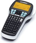 Dymo LabelManager 420P labelmaker met QWERTY-toetsenbord en een oranje scherm met de tekst 'DYMO LabelManager 420P'.