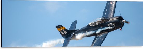 WallClassics - Dibond - Vliegende Blauwe Jachtvliegtuig - 90x30 cm Foto op Aluminium (Met Ophangsysteem)
