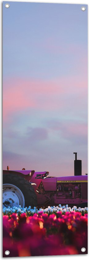 WallClassics - Tuinposter – Roze Tractor in een Bloemenveld - 40x120 cm Foto op Tuinposter (wanddecoratie voor buiten en binnen)