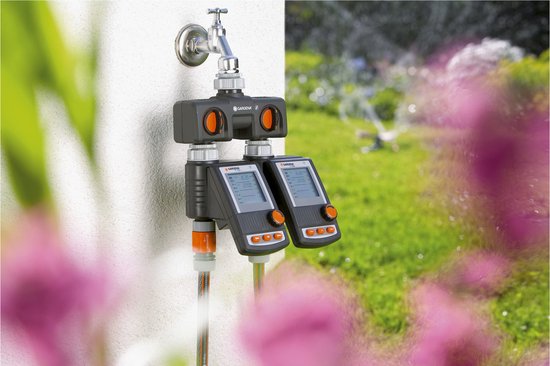 GARDENA waterverdeler met twee digitale timers aangesloten op een kraan.