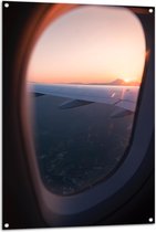 WallClassics - Tuinposter – Uitzicht vanuit een Vliegtuig Raam op Land bij Zonsondergang - 80x120 cm Foto op Tuinposter (wanddecoratie voor buiten en binnen)