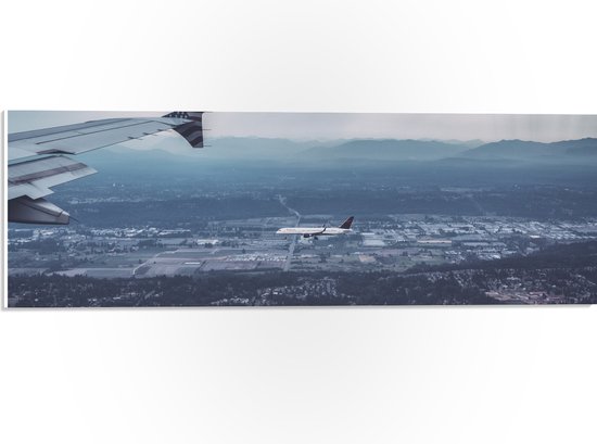 WallClassics - PVC Schuimplaat - Twee Vliegtuigen vlak boven het Land - 60x20 cm Foto op PVC Schuimplaat (Met Ophangsysteem)