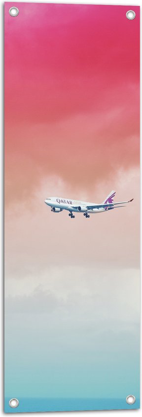 WallClassics - Tuinposter – Vliegtuig in Felgekleurde Lucht - 30x90 cm Foto op Tuinposter (wanddecoratie voor buiten en binnen)