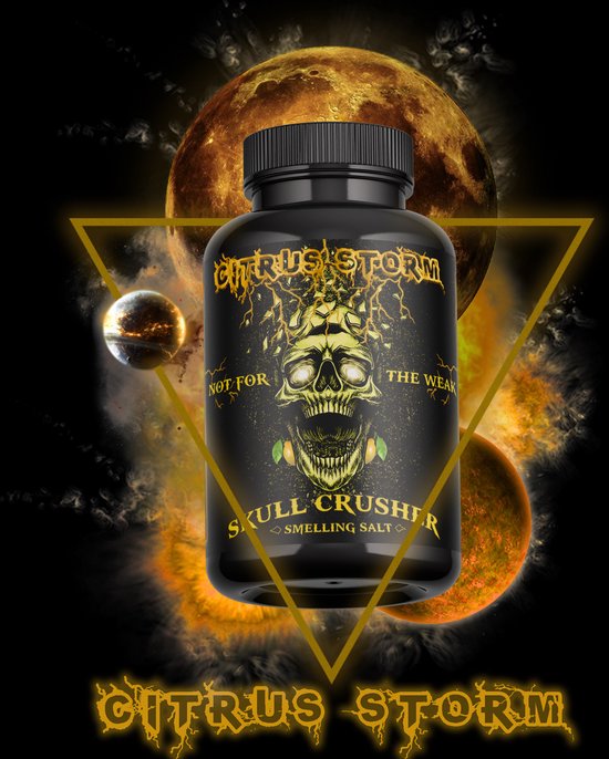 Potje Skull Crusher Citrus Storm smelling salt met een gele schedel en bliksemschichten op het etiket, met oranje planeten.