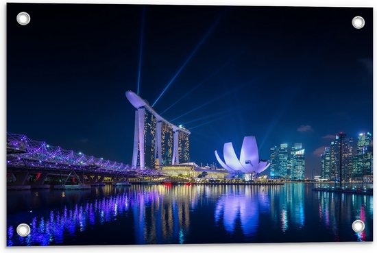 Tuinposter – Gebouwen in de Avond in Singapore - 60x40 cm Foto op Tuinposter (wanddecoratie voor buiten en binnen)