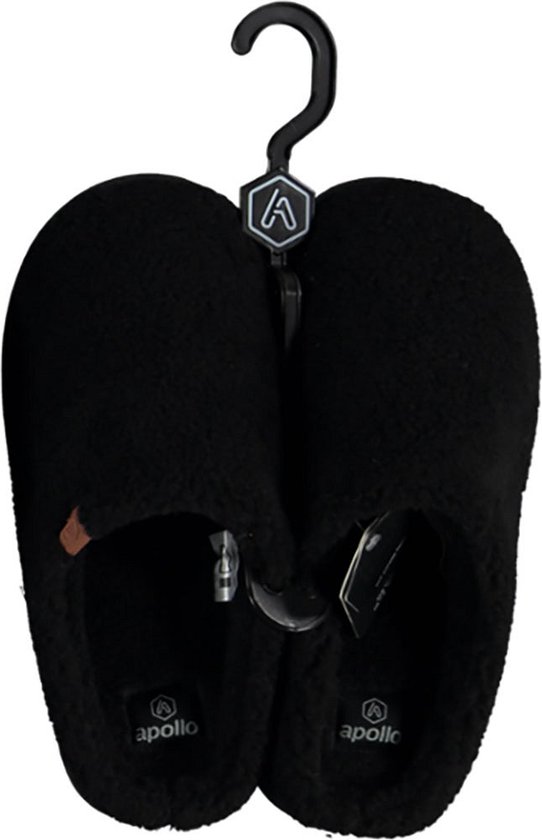 Zwarte heren pantoffels van Apollo, gemaakt van teddy wol met een bruin logo-detail.