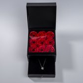 Flowerbox carré avec collier Swarovski Soulmate - Coffret cadeau femme - Saint Valentin - Cadeau fête des mères - Cadeau - Coffret cadeau - Cadeau - Cadeau d'anniversaire - Saint Valentin - Valentine - Fête des mères - Cadeau