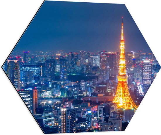 Dibond Hexagon - Skyline in Tokio met Verlichte Tokiotoren - 60x52.2 cm Foto op Hexagon (Met Ophangsysteem)