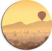 Dibond Muurcirkel - Luchtballon Zwevend boven Tempels in Oranje Zonlicht - Bagan Myanmar - 40x40 cm Foto op Aluminium Muurcirkel (met ophangsysteem)
