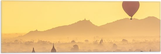 Vlag - Luchtballon Zwevend boven Tempels in Oranje Zonlicht - Bagan Myanmar - 60x20 cm Foto op Polyester Vlag