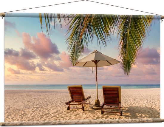 Textielposter - Twee Ligbedden op het Strand met Palmboom - 120x80 cm Foto op Textiel