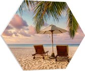 PVC Schuimplaat Hexagon - Twee Ligbedden op het Strand met Palmboom - 60x52.2 cm Foto op Hexagon (Met Ophangsysteem)