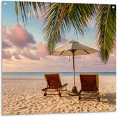 Tuinposter – Twee Ligbedden op het Strand met Palmboom - 100x100 cm Foto op Tuinposter (wanddecoratie voor buiten en binnen)
