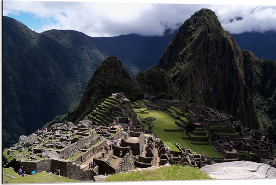 WallClassics - Dibond - Uitzicht o9ver Machu Picchu in Peru - 90x60 cm Foto op Aluminium (Met Ophangsysteem)