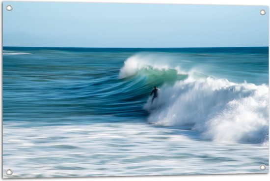 WallClassics - Tuinposter – Surfer over Razende Golven op Zee - 90x60 cm Foto op Tuinposter (wanddecoratie voor buiten en binnen)