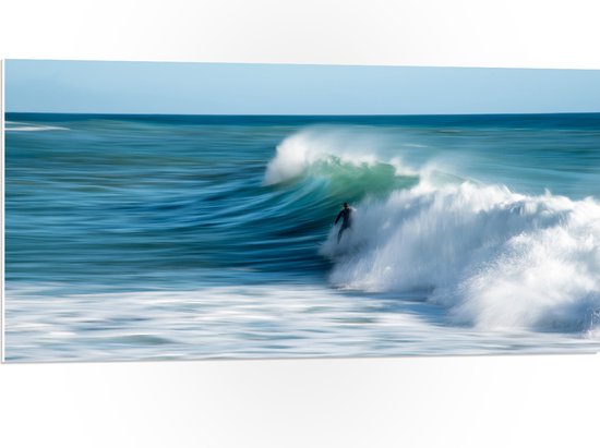 WallClassics - PVC Schuimplaat - Surfer over Razende Golven op Zee - 100x50 cm Foto op PVC Schuimplaat (Met Ophangsysteem)