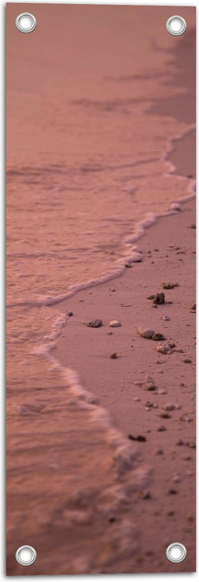 Tuinposter – Strand met Steentjes bij het Zee Water - 20x60 cm Foto op Tuinposter (wanddecoratie voor buiten en binnen)