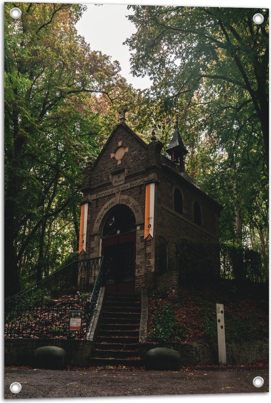 WallClassics - Tuinposter – Klein Kapelletje in Bos - 50x75 cm Foto op Tuinposter (wanddecoratie voor buiten en binnen)