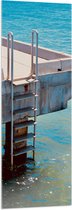 WallClassics - Acrylglas - Wit Trapje in Helderblauwe Oceaan - 50x150 cm Foto op Acrylglas (Met Ophangsysteem)