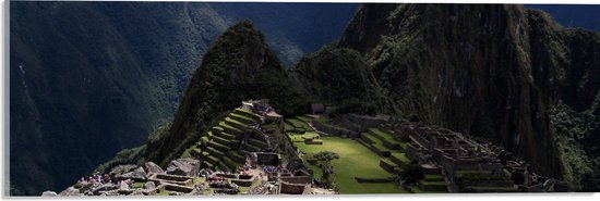 WallClassics - Acrylglas - Uitzicht o9ver Machu Picchu in Peru - 60x20 cm Foto op Acrylglas (Wanddecoratie op Acrylaat)