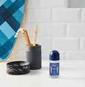 NIVEA MEN Fresh Active roll-on deodorant naast een zwarte marmeren schaal en donkergrijze houder met houten borstels.