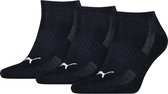 Drie paar donkerblauwe enkelsokken van Puma met witte logo's en mesh panelen.