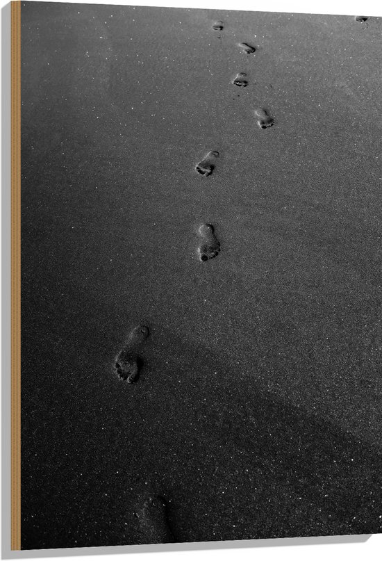 Hout - Voetafdrukken in het Zand - Zwart/Wit - 70x105 cm - 9 mm dik - Foto op Hout (Met Ophangsysteem)