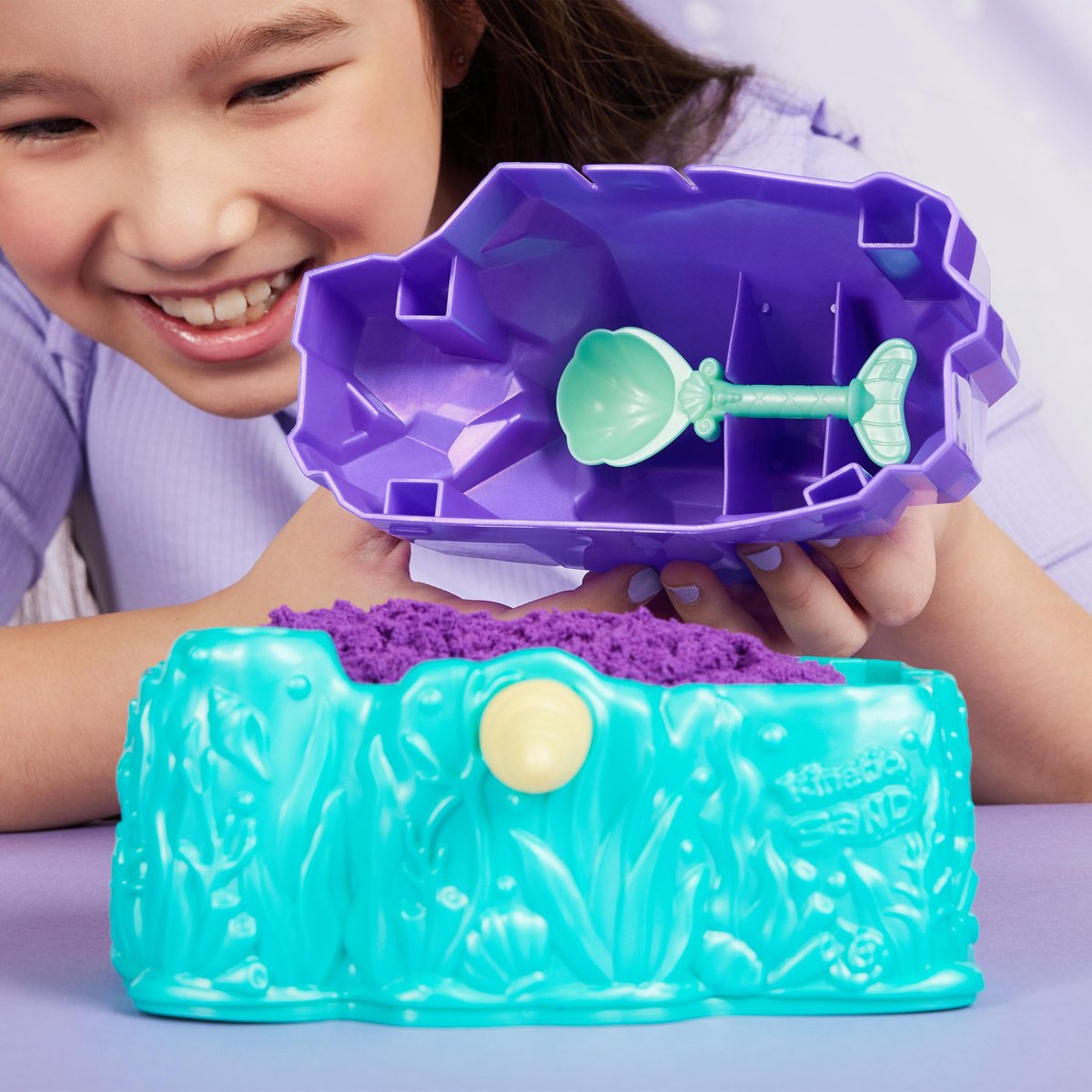 Kinetic Sand - Kristal Zeemeermin-speelset met 481 g goudkleurig glinsterend orig ineel kinetisch zandmet opbergbak en gereedschap - Sensoriche speelgoed — afbeelding 5