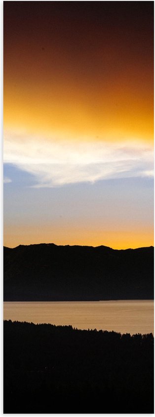 WallClassics - Poster (Mat) - Zon verdwijnend achter Berg onder Oranje Lucht - 20x60 cm Foto op Posterpapier met een Matte look