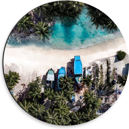 WallClassics - Dibond Muurcirkel - Bovenaanzicht van Blauwe Bootjes tussen Palmbomen op Wit Strand - 30x30 cm Foto op Aluminium Muurcirkel (met ophangsysteem)