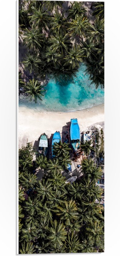 WallClassics - PVC Schuimplaat - Bovenaanzicht van Blauwe Bootjes tussen Palmbomen op Wit Strand - 20x60 cm Foto op PVC Schuimplaat (Met Ophangsysteem)